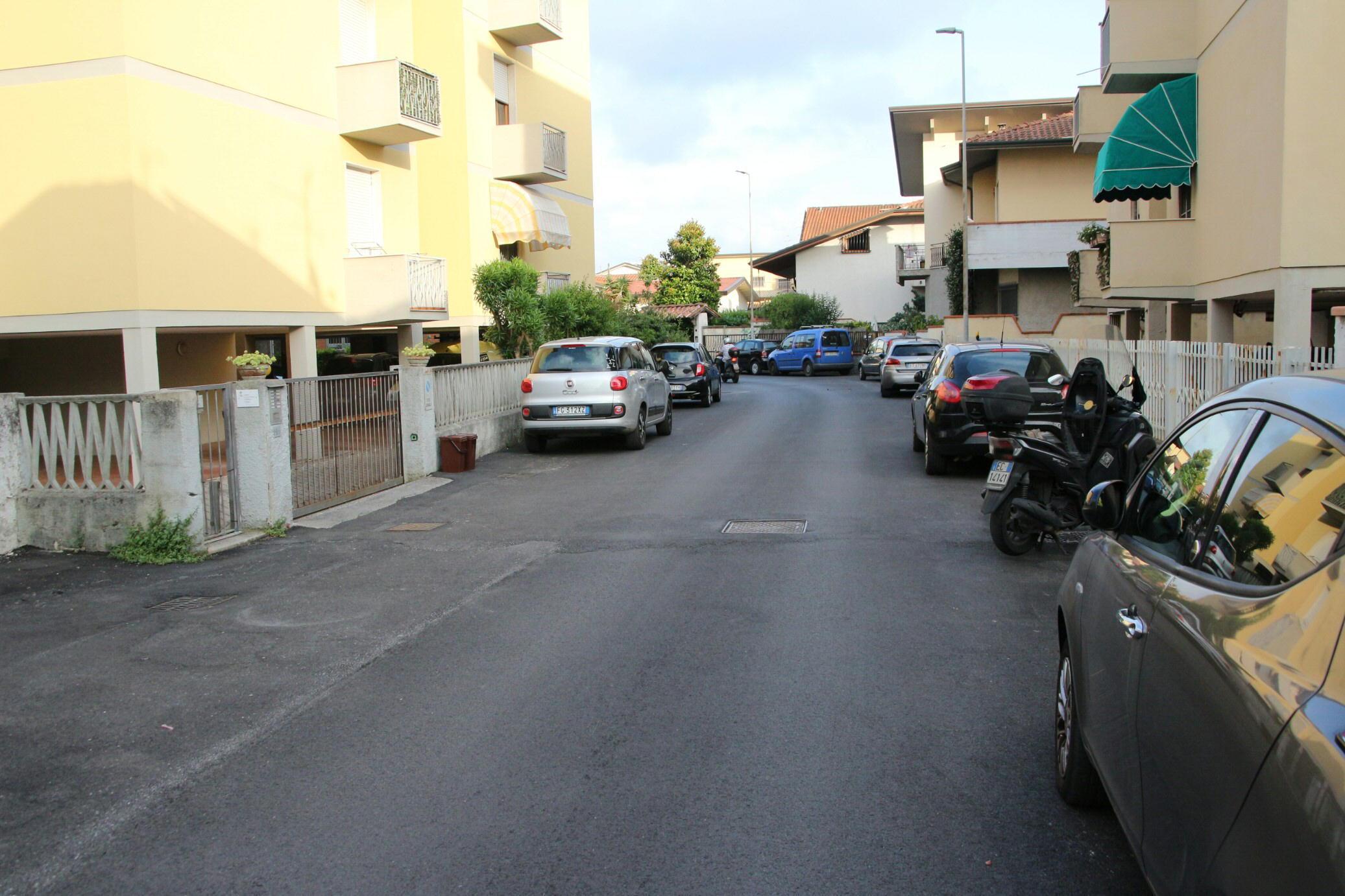 Il punto dove la donna è caduta dalla bici