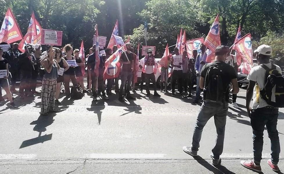 Contributi in ritardo, migranti in strada a Modena