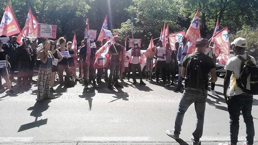 Contributi in ritardo, migranti in strada a Modena