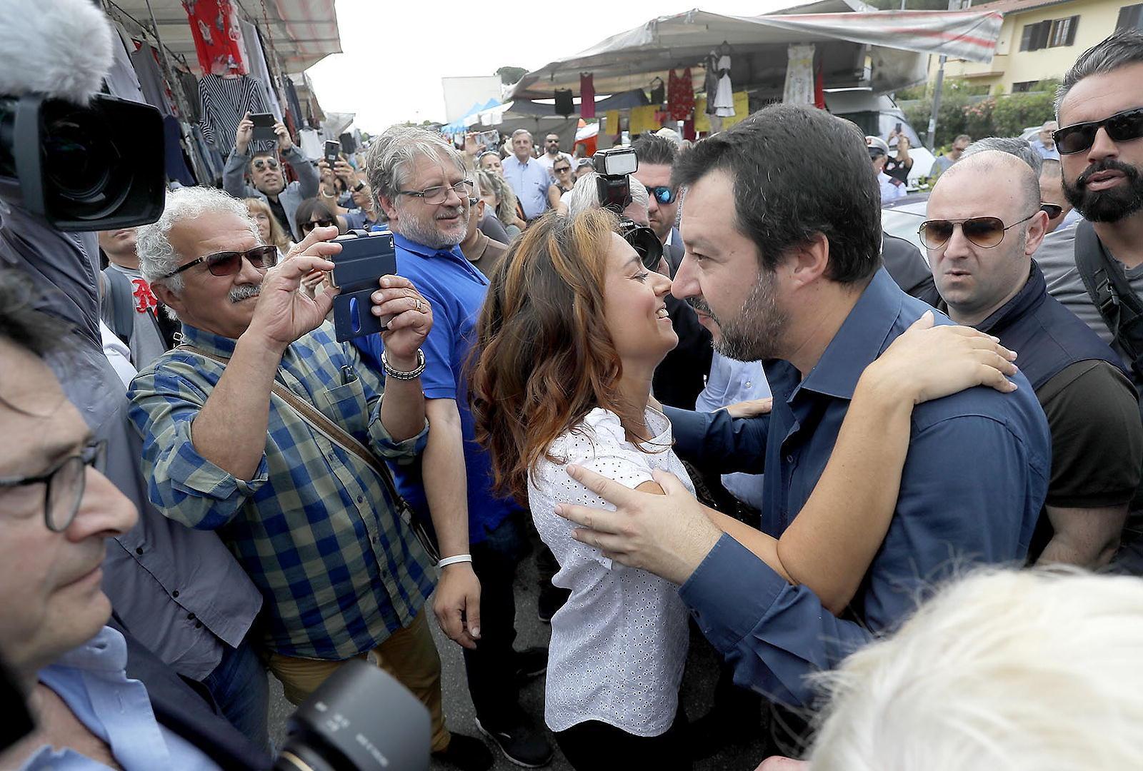 L'abbraccio tra Salvini e la sindaca di Pontedera, Susanna Ceccardi
