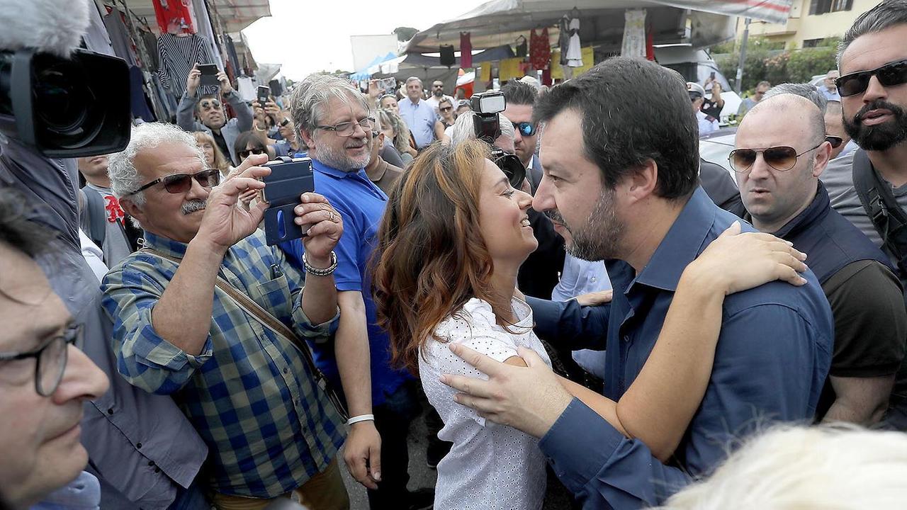 L'abbraccio tra Salvini e la sindaca di Pontedera, Susanna Ceccardi