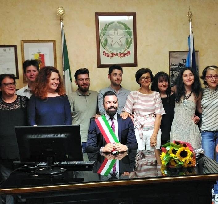 Lagazzi vince allo sprint e di notte apre il municipio 