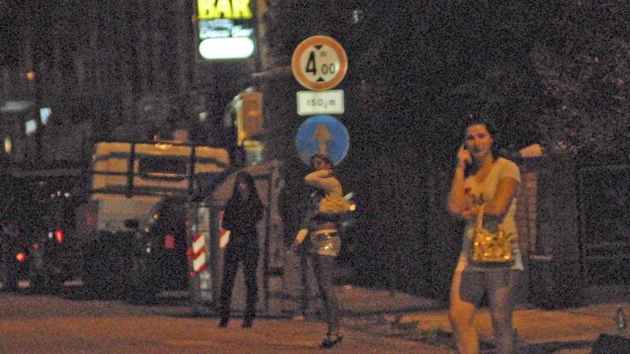 Tira donna per i capelli: agente a processo