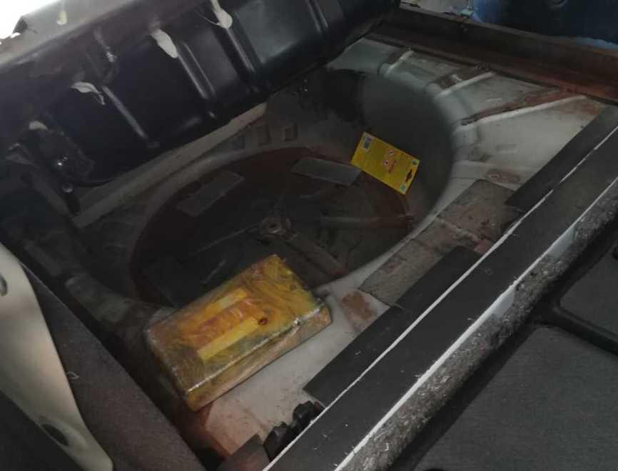 Un chilo di cocaina nascosto nell’auto 