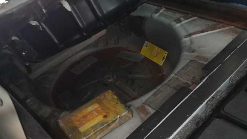 Un chilo di cocaina nascosto nell’auto