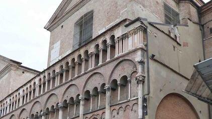 Frammenti giù dal cornicione non dal campanile del duomo