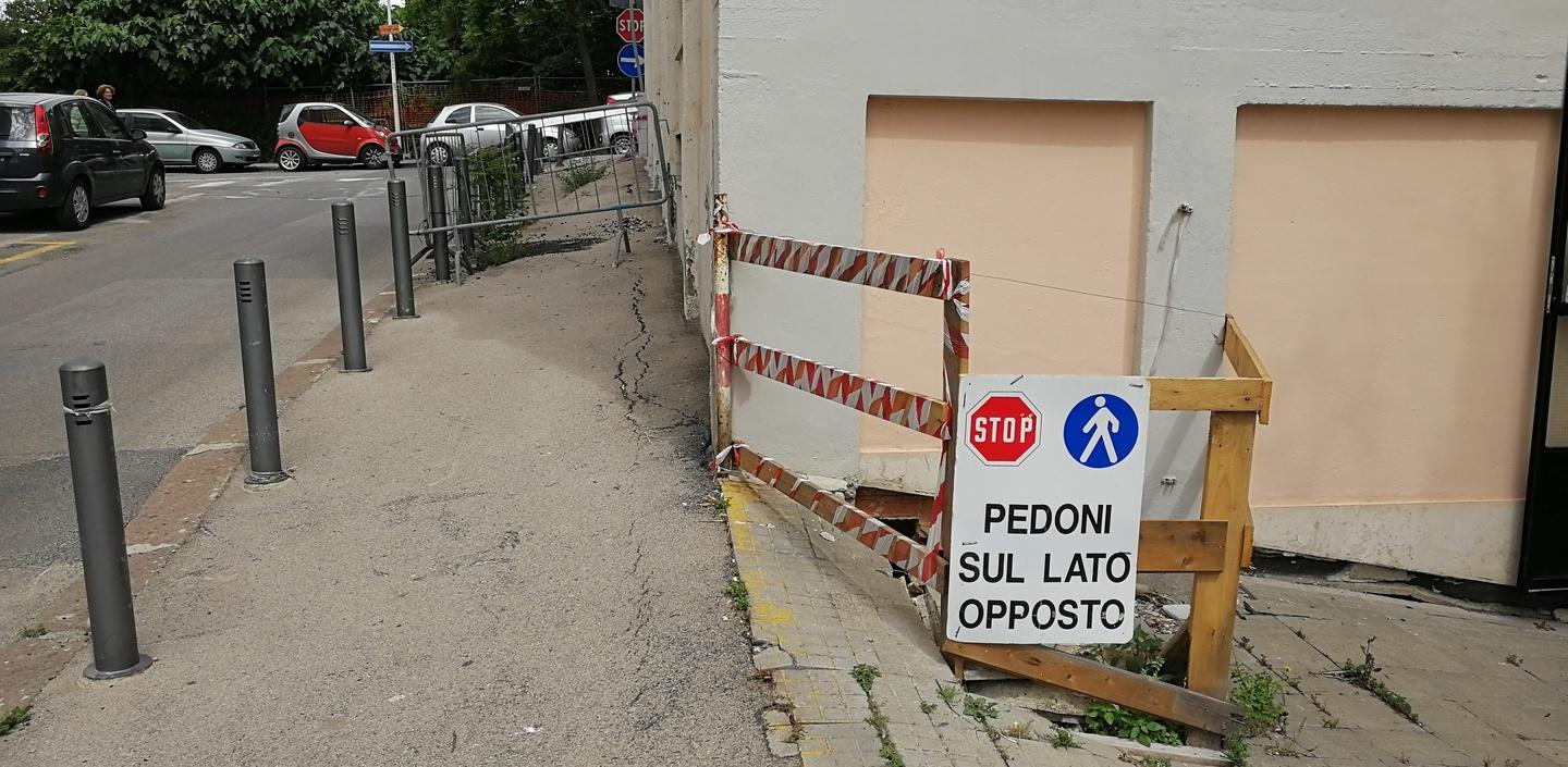 Viale Trieste, marciapiedi distrutti da 5 anni 