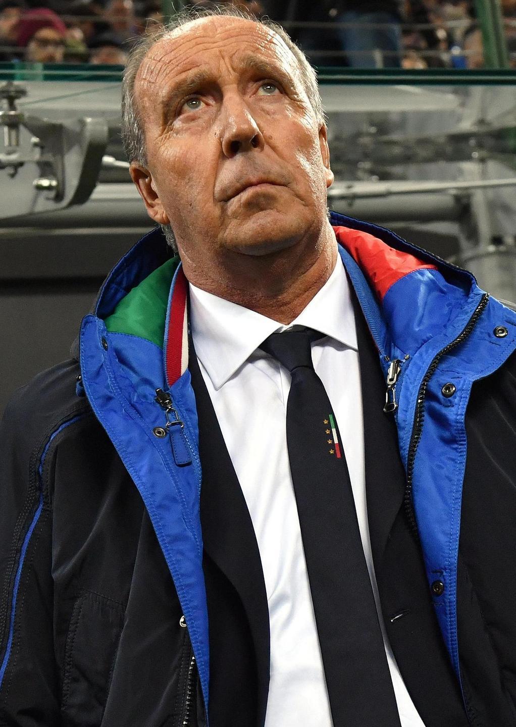 Il calcio azzurro alla finestra per guardare e imparare