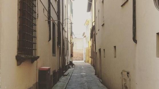 Il “vicolo del piacere” alle spalle del Teatro