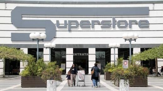 Ruba 400 euro e scatena il caos al supermercato