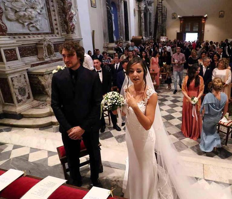 Calciatori, abiti lunghi e una Bentley bianca per il sì dell’estate 