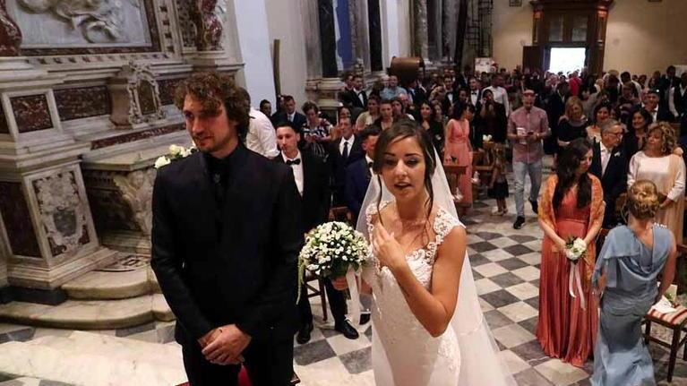 Calciatori, abiti lunghi e una Bentley bianca per il sì dell’estate