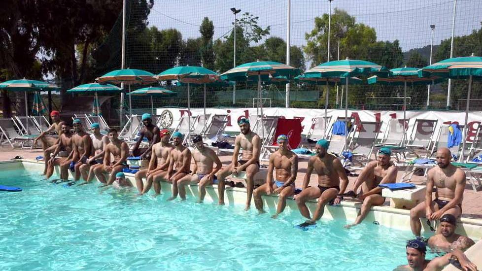 La Carrarese c’è già. Gli azzurri in piscina nuotano verso la B