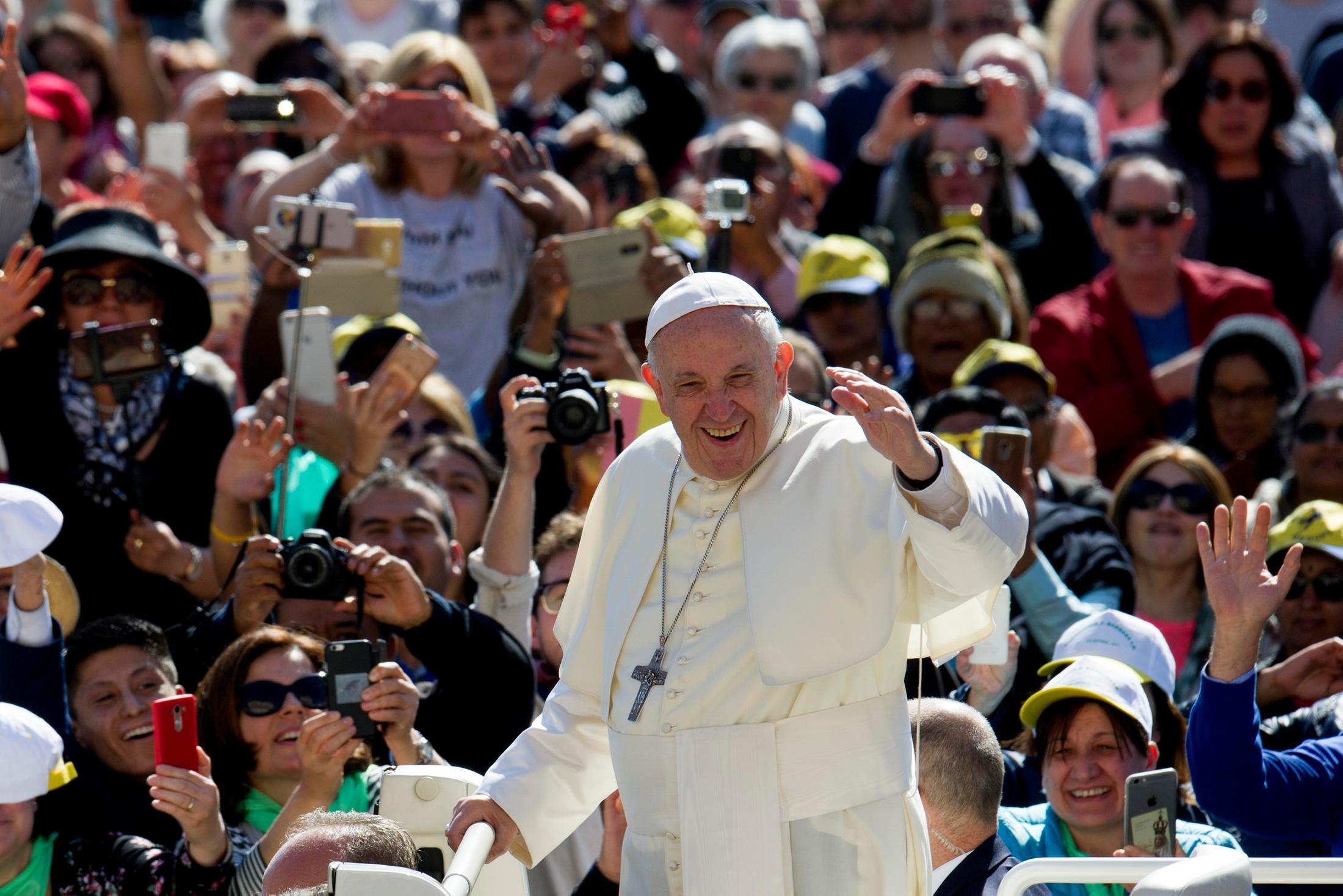 Papa Francesco abbraccia i bambini di Ponsacco