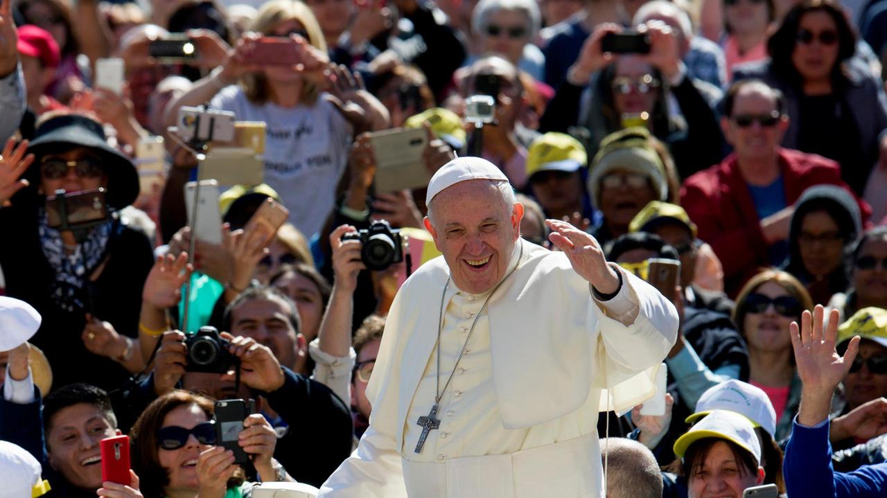 Papa Francesco abbraccia i bambini di Ponsacco