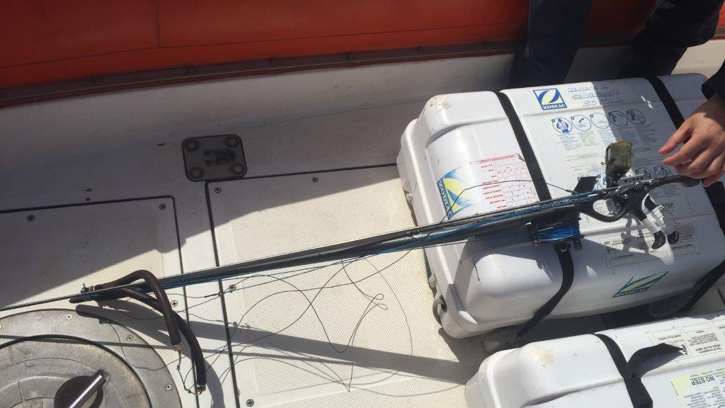 Pesca con il fucile subacqueo tra i bagnanti: mille euro di multa