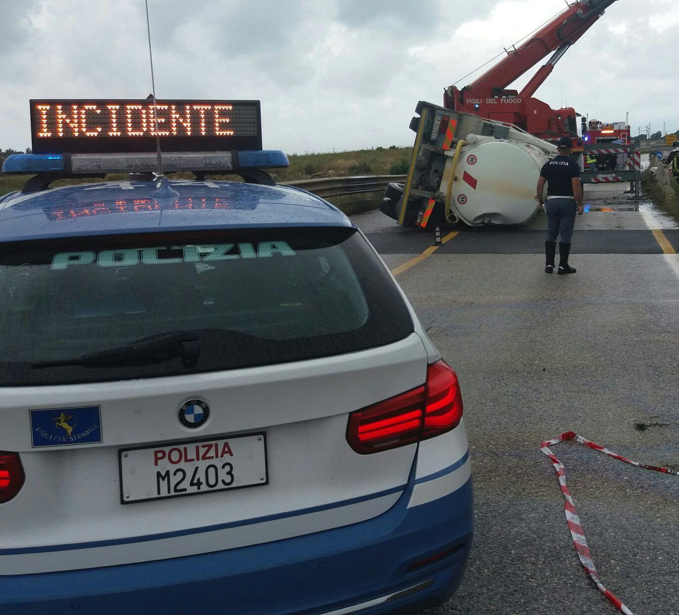 Sassari, autocisterna si ribalta sulla Camionale: ferito l'autista