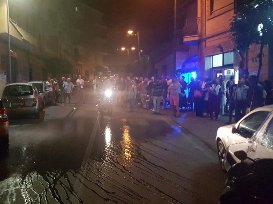Festa rumorosa per la vittoria del sindaco all'Argentario, dal terrazzo arriva un gavettone