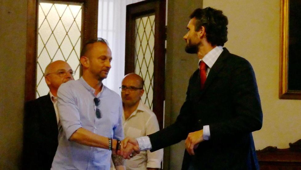 Biffoni saluta fuori dal suo ufficio i potenziali acquirenti inglesi (Foto Sproviero-Batavia)