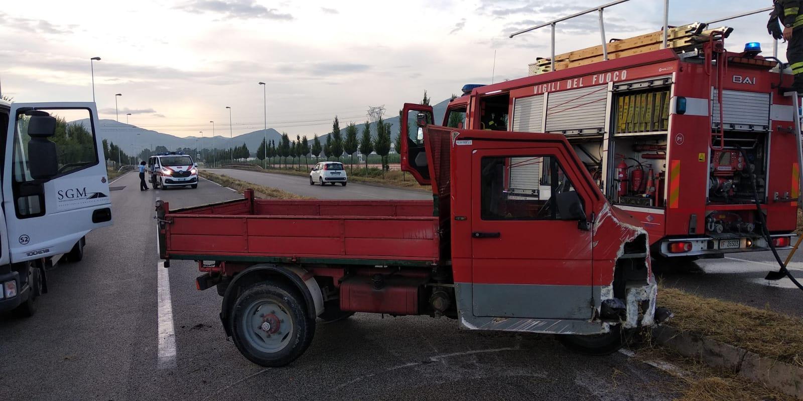 Il camion rimasto coinvolto nello scontro