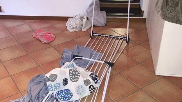 Lancia uno stendino per non far trovare la droga ai carabinieri