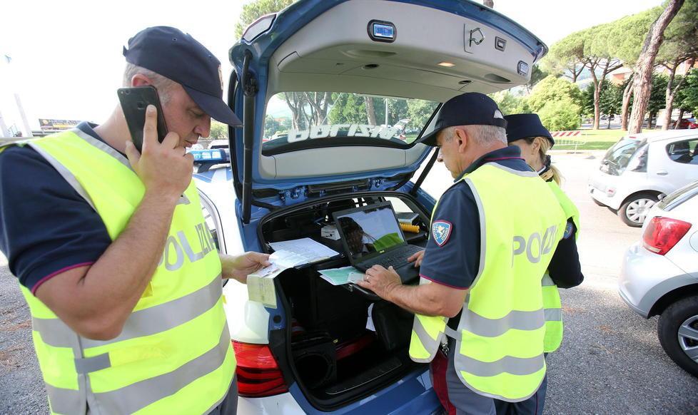 Ruba 7 borse: preso dalla Volante 
