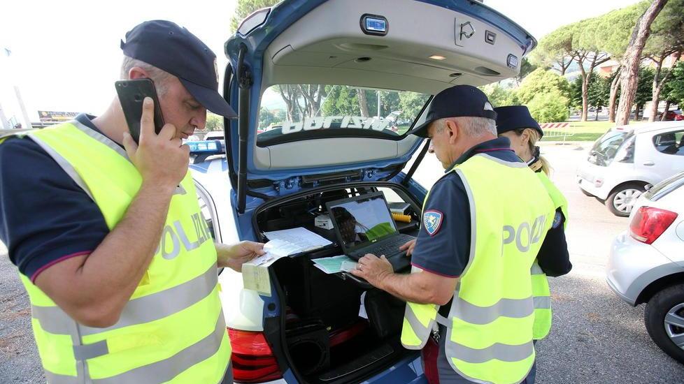 Ruba 7 borse: preso dalla Volante