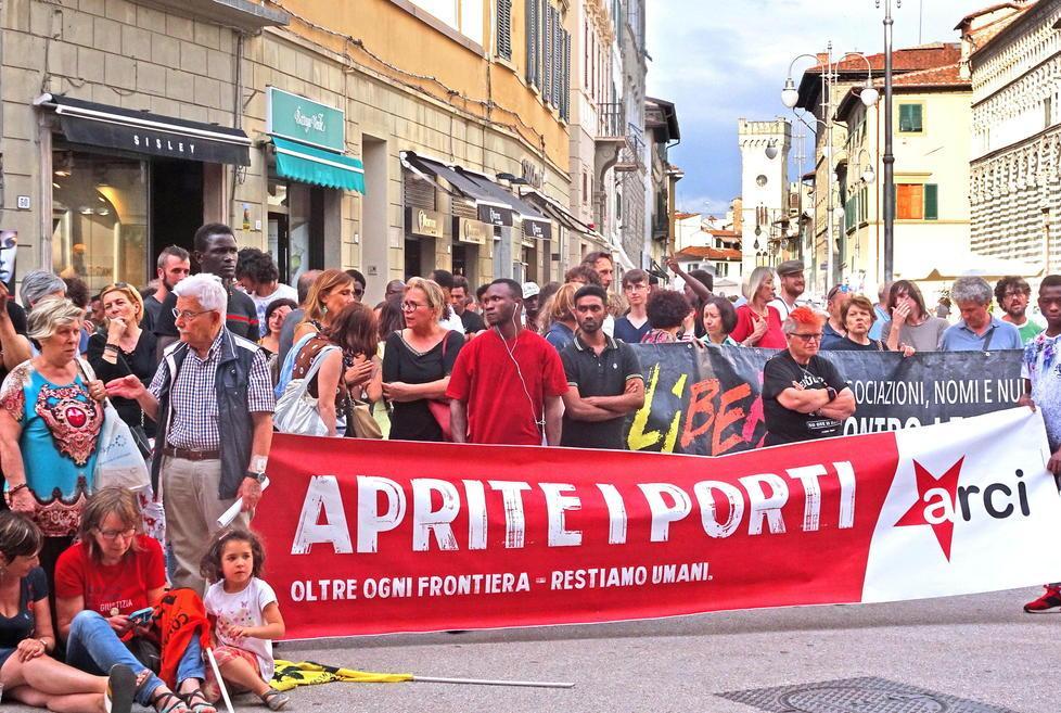Presidio al Globo contro la chiusura dei porti ai migranti