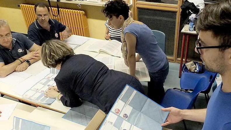 Lo zoccolo duro del Pd regge, astensione alta nel Movimento 5 Stelle