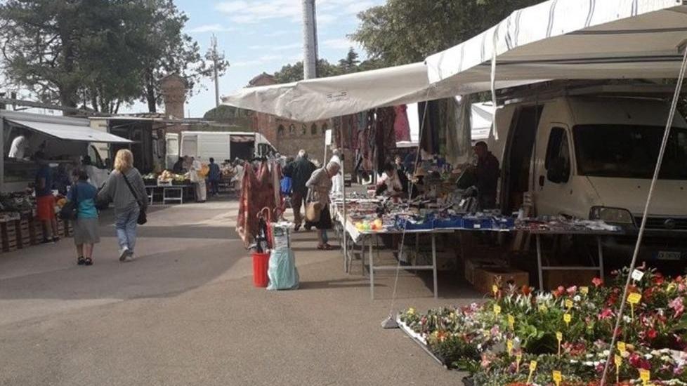 Acquisti al mercato già prima delle 8