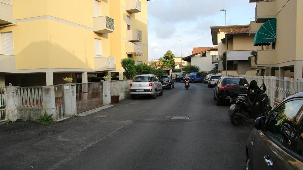 Muore cadendo mentre va in bicicletta