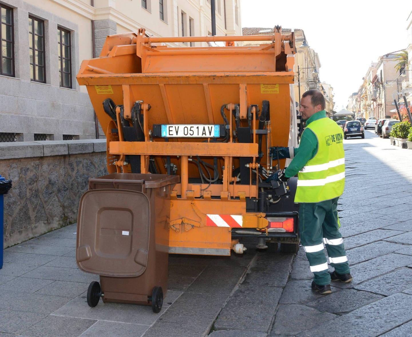 Caos rifiuti, domani un incontro tra sindaci, Cipnes e Regione