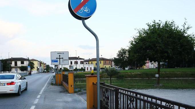 Attraversamento sul canale per collegare le ciclabili