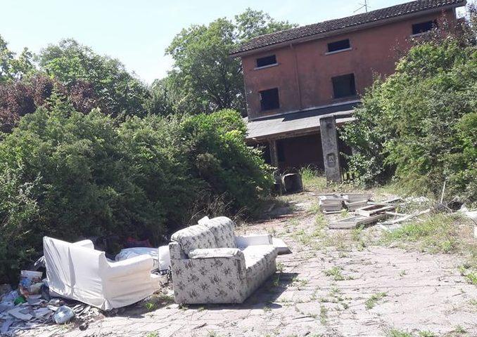 Il padrone di casa muore l’area diventa una discarica 