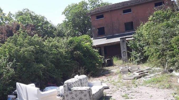 Il padrone di casa muore l’area diventa una discarica