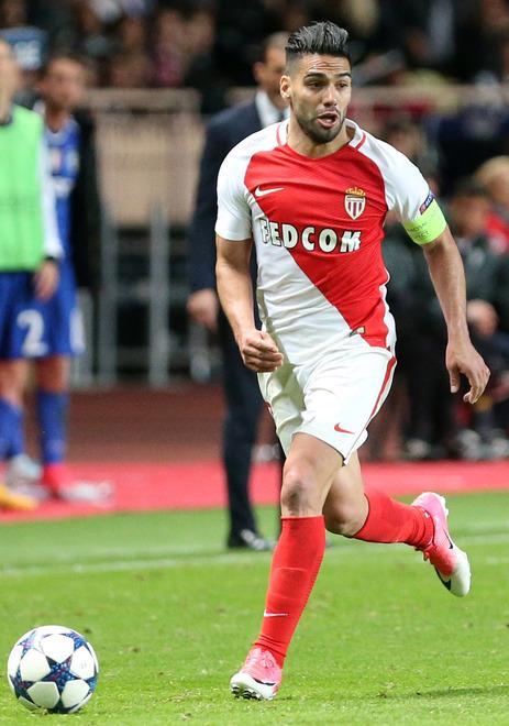 Milan, c’è l’offensiva per Radamel Falcao La Premier su Chiesa 