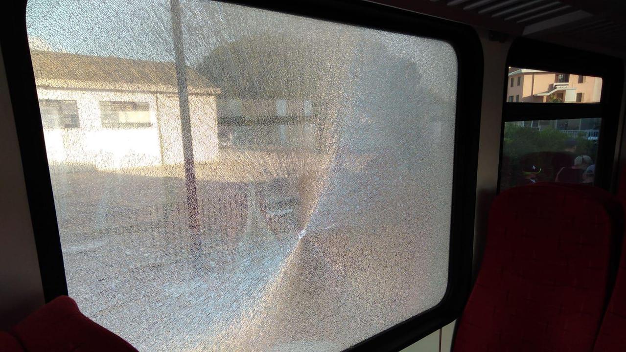Il finestrino del treno in frantumi