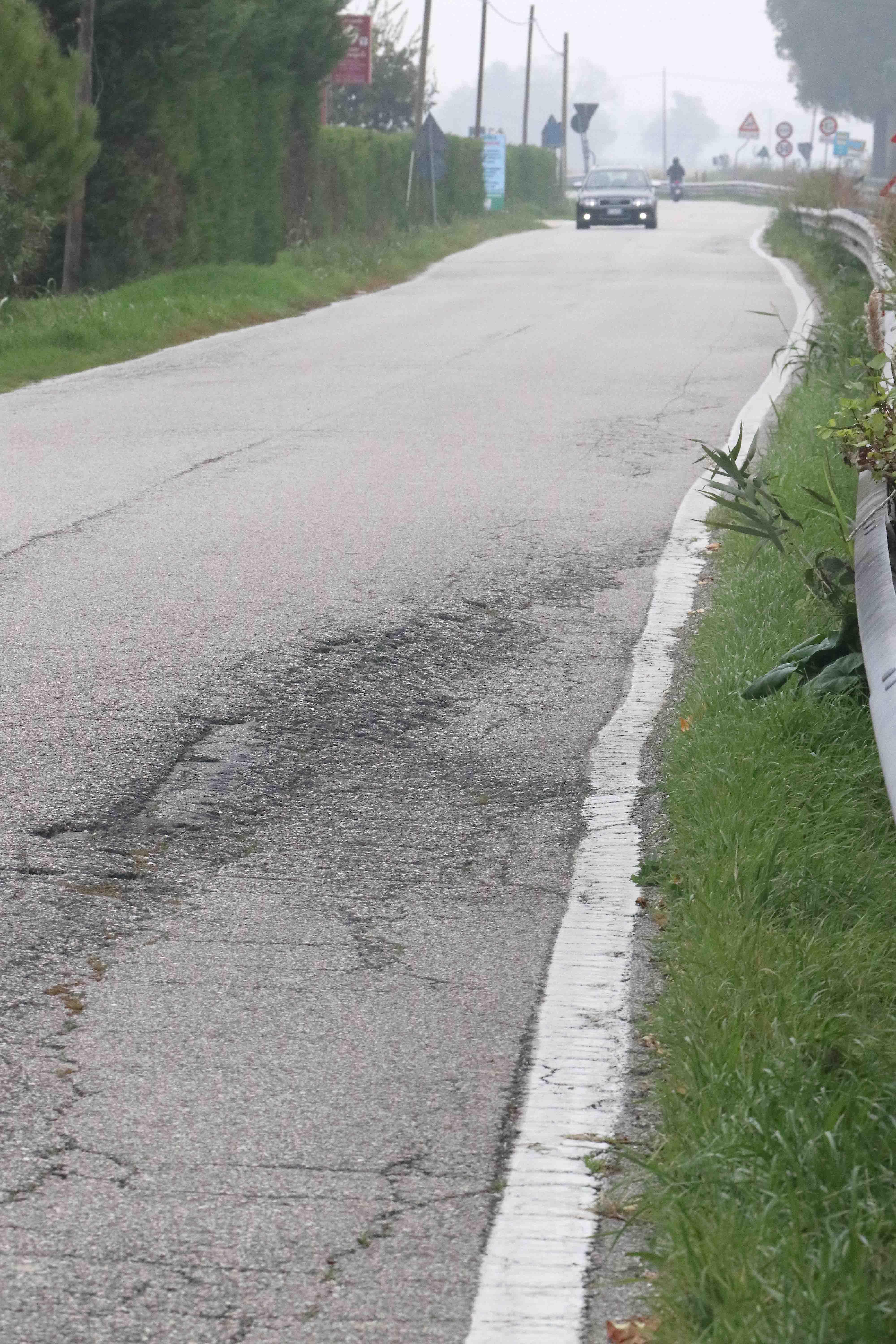 Il manto stradale di via Pontegradella è da rifare