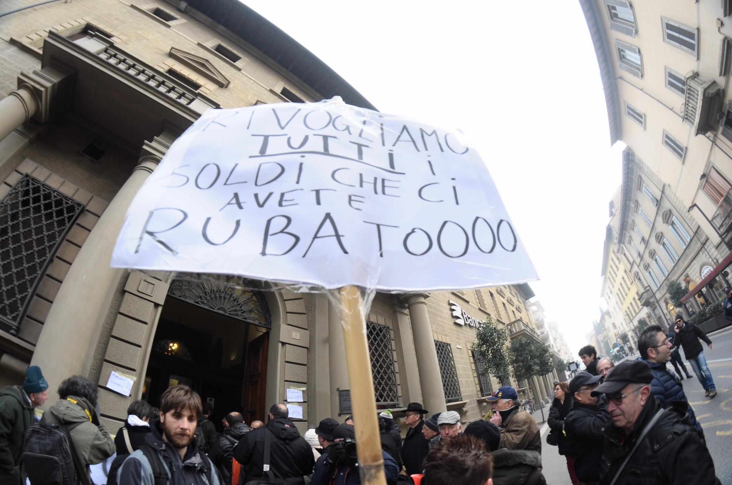 Una delle proteste dei risparmiatori di Banca Etruria 