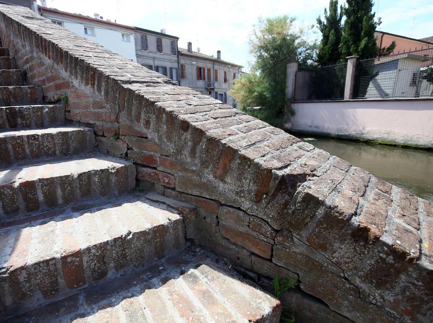 Crepe e incuria sui canali, i ponti sono trascurati 