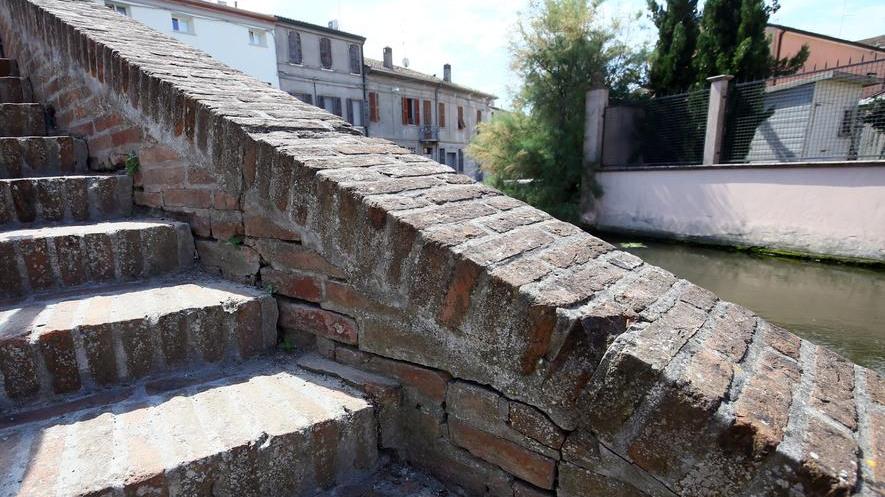 Crepe e incuria sui canali, i ponti sono trascurati