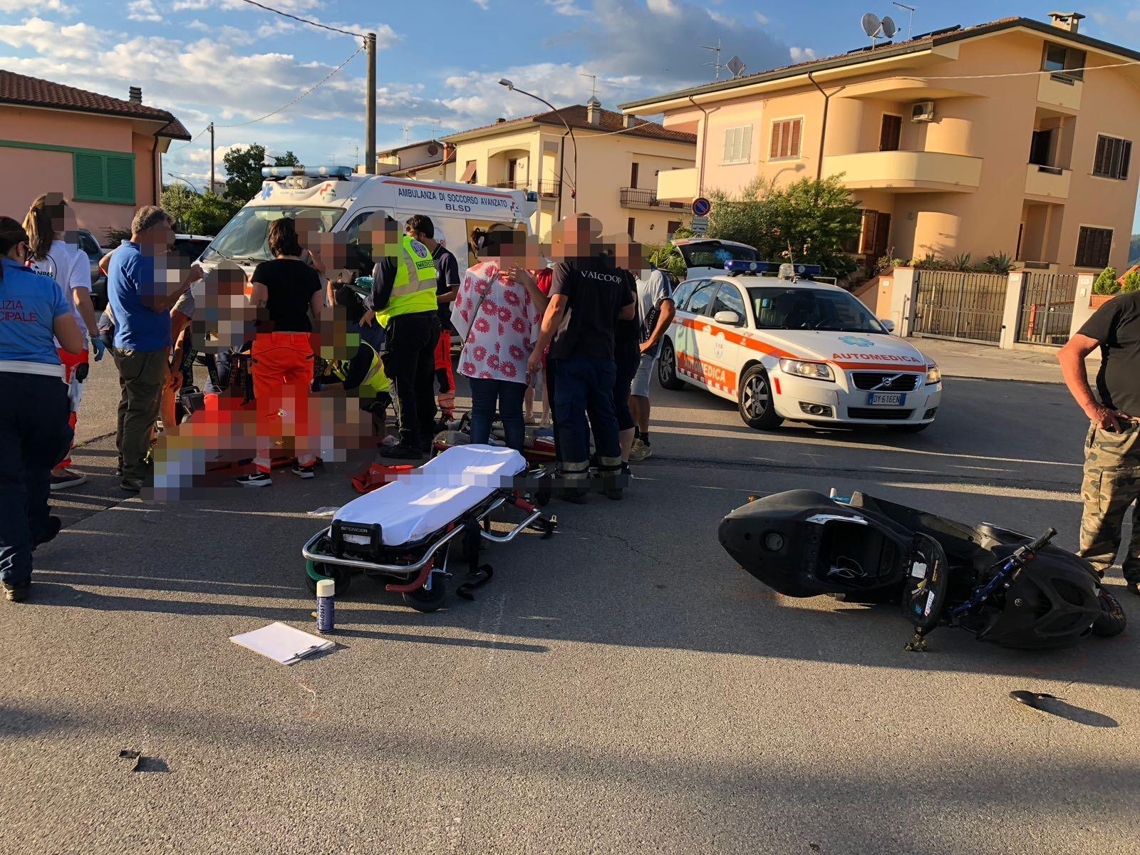 Un'immagine dei soccorsi al giovane scooterista