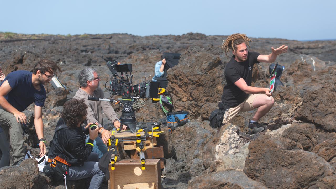 La ripresa di una scena del film sull'isola di Linosa
