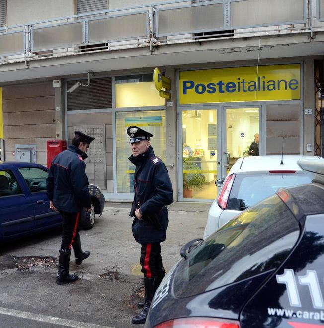 Rapina all’ufficio postale Sul cappello il logo della Cisl 