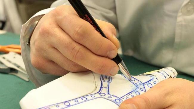 Sei persone al lavoro dopo la formazione nel settore calzature