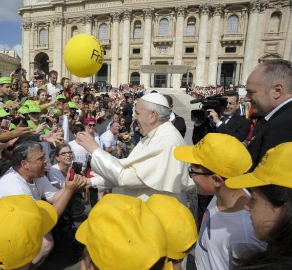 L’ABBRACCIO DEL PAPA