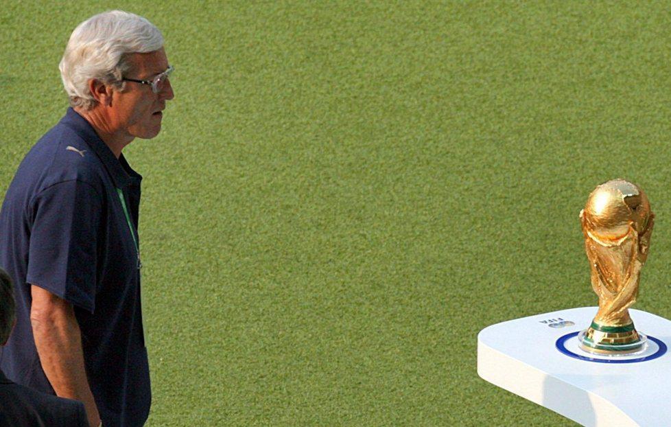 Marcello Lippi con la Coppa del mondo vinta nel 2006 a Berlino