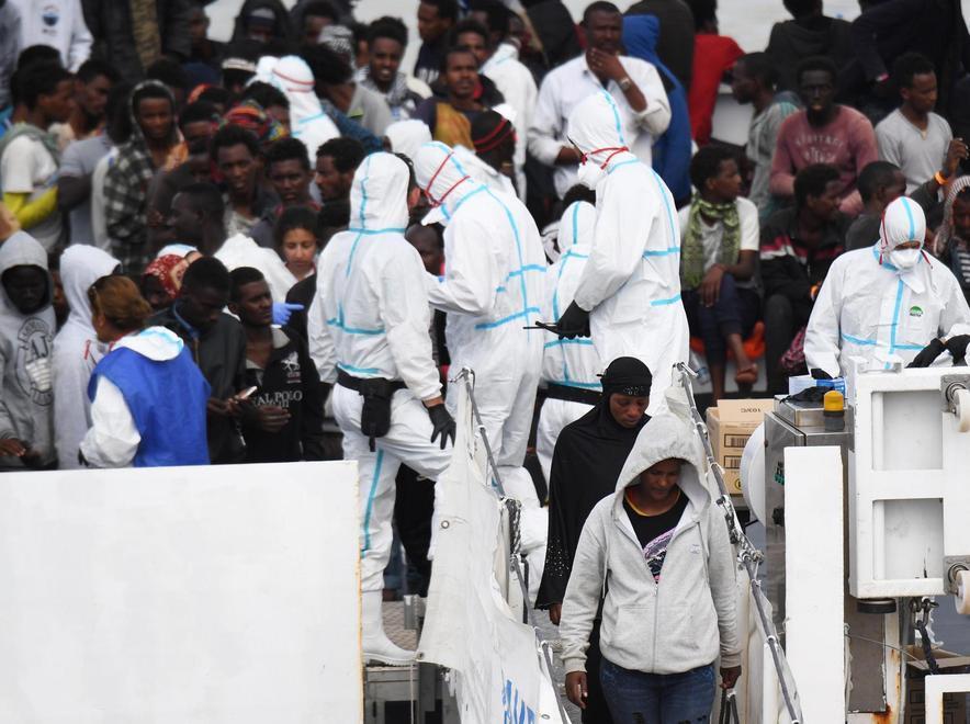 Post sui migranti, polemica su Facebook 