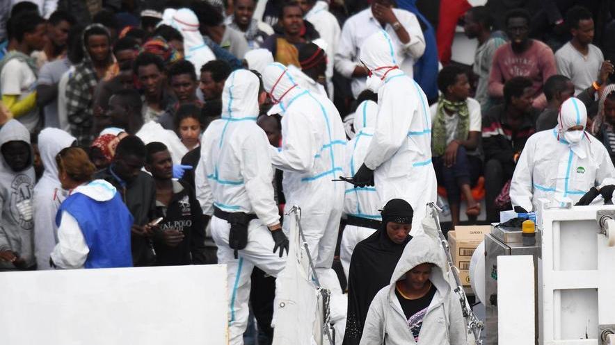 Post sui migranti, polemica su Facebook