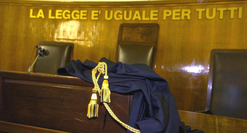 Minaccia controllore del bus, giovane in tribunale patteggia la pena 